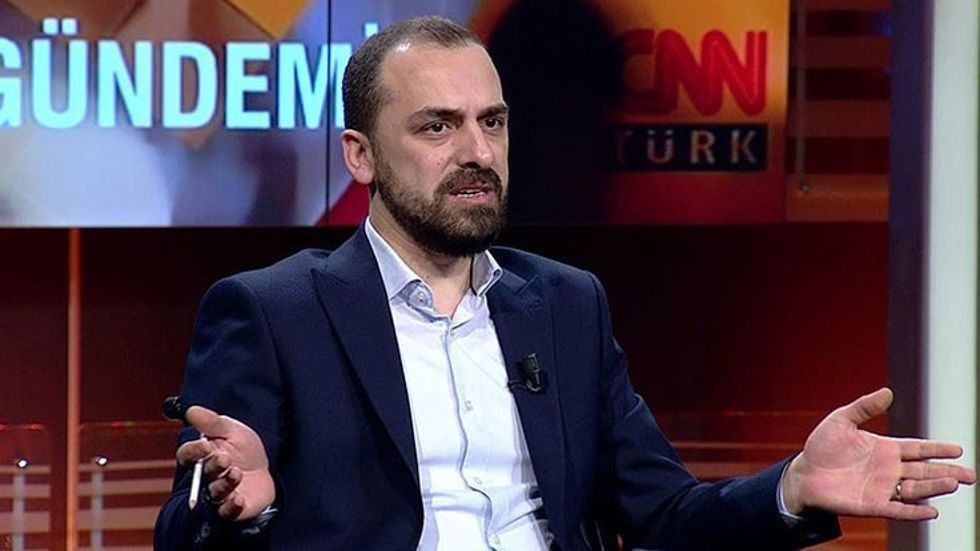 Toplantıda Aziz Yıldırımın yanında dikkat çeken isim