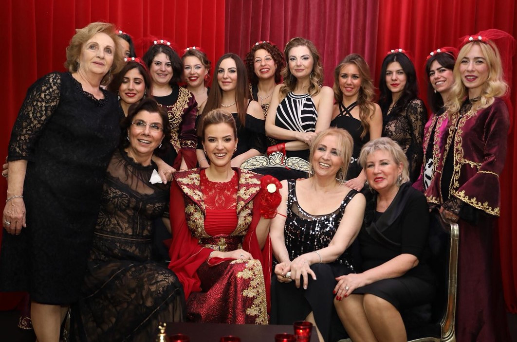 Ünlü sunucunun mutlu günü Kına yaktı