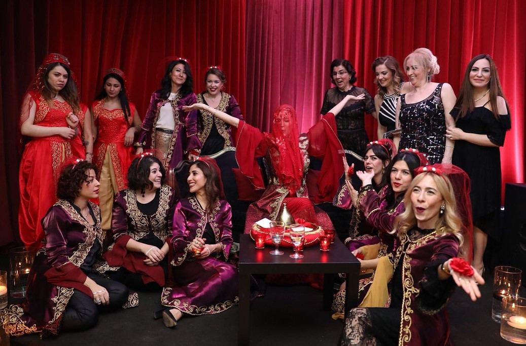 Ünlü sunucunun mutlu günü Kına yaktı