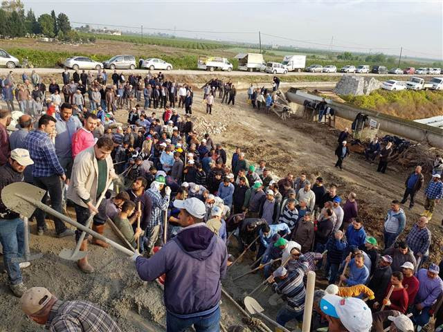 Yüzlerce köylü bir araya gelip böyle çalıştı