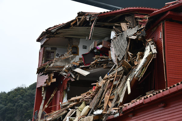 Geminin çarptığı yalıdan çıkarıldı... Dünyada sadece 3 tane var Geminin çarptığı yalıdan çıkarıldı... Dünyada sadece 3 tane var