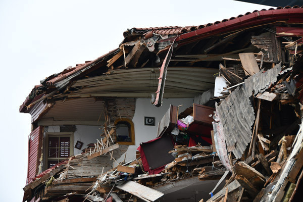 Geminin çarptığı yalıdan çıkarıldı... Dünyada sadece 3 tane var Geminin çarptığı yalıdan çıkarıldı... Dünyada sadece 3 tane var