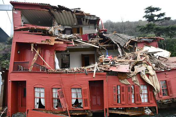 Geminin çarptığı yalıdan çıkarıldı... Dünyada sadece 3 tane var Geminin çarptığı yalıdan çıkarıldı... Dünyada sadece 3 tane var