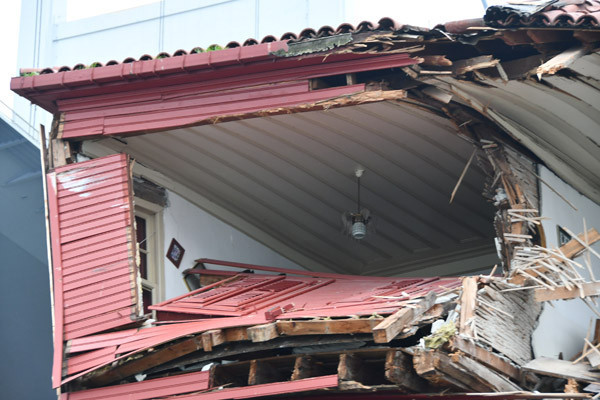 Geminin çarptığı yalıdan çıkarıldı... Dünyada sadece 3 tane var Geminin çarptığı yalıdan çıkarıldı... Dünyada sadece 3 tane var