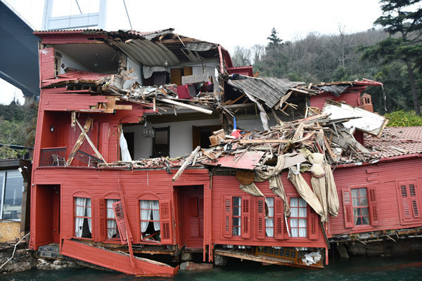 Geminin çarptığı yalıdan çıkarıldı... Dünyada sadece 3 tane var Geminin çarptığı yalıdan çıkarıldı... Dünyada sadece 3 tane var