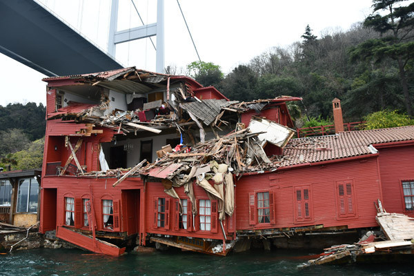 Geminin çarptığı yalıdan çıkarıldı... Dünyada sadece 3 tane var Geminin çarptığı yalıdan çıkarıldı... Dünyada sadece 3 tane var