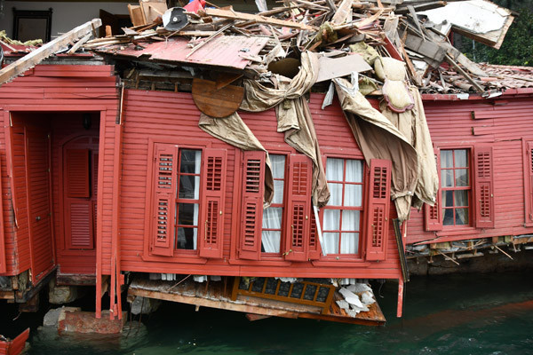 Geminin çarptığı yalıdan çıkarıldı... Dünyada sadece 3 tane var Geminin çarptığı yalıdan çıkarıldı... Dünyada sadece 3 tane var