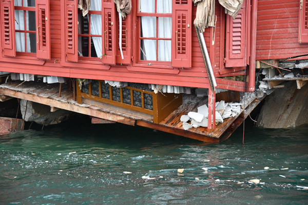 Geminin çarptığı yalıdan çıkarıldı... Dünyada sadece 3 tane var Geminin çarptığı yalıdan çıkarıldı... Dünyada sadece 3 tane var