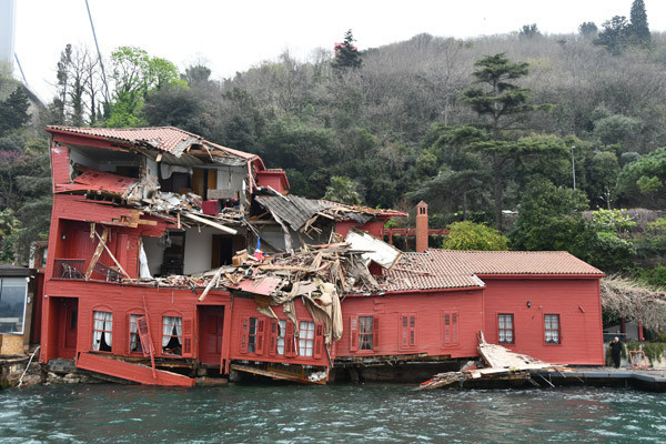Geminin çarptığı yalıdan çıkarıldı... Dünyada sadece 3 tane var Geminin çarptığı yalıdan çıkarıldı... Dünyada sadece 3 tane var