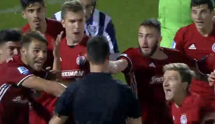 Marinden görülmemiş itiraz Bir anda hakeme... Marinden görülmemiş itiraz Bir anda hakeme...