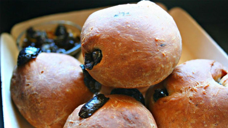 Zeytinli mini ekmekler