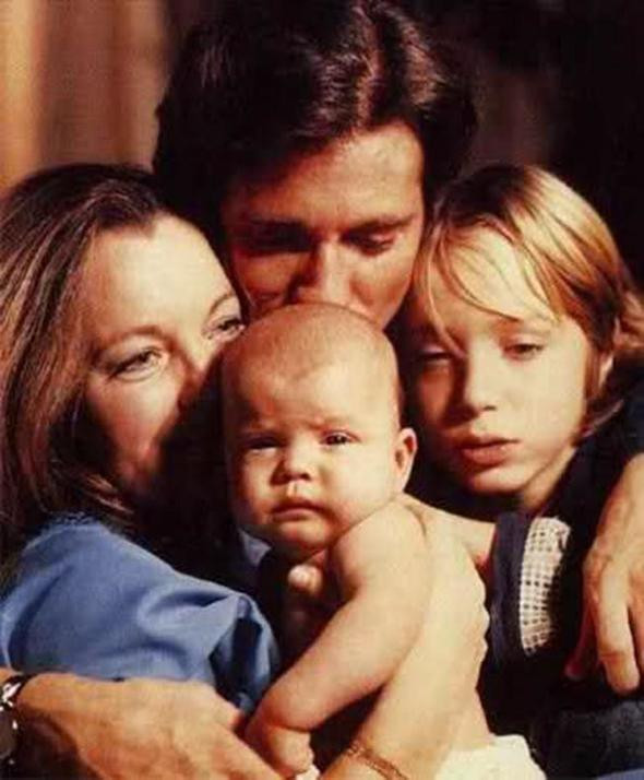 Alain Delon aşkı yüzünden ihanetle suçlanmıştı Alain Delon aşkı yüzünden ihanetle suçlanmıştı