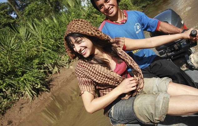 Belgesel için gittiği kabilede birden evlendirildi