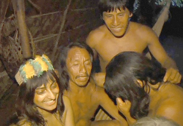 Belgesel için gittiği kabilede birden evlendirildi