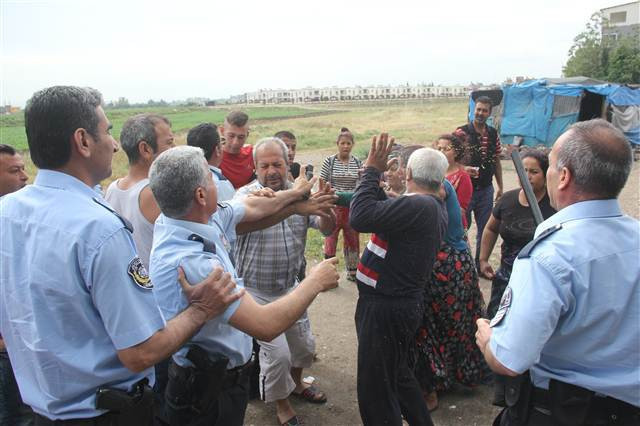 Adana’da ‘Cono’lar ortalığı birbirine kattı