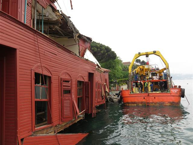 Tarihi yalıda askılama çalışması