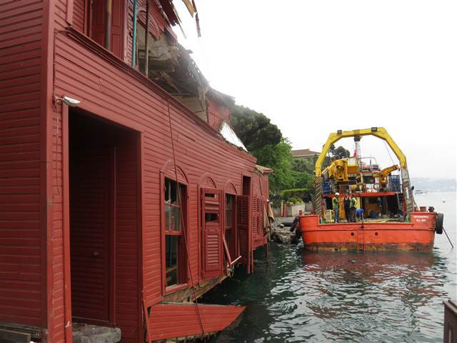 Tarihi yalıda askılama çalışması