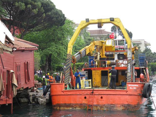 Tarihi yalıda askılama çalışması