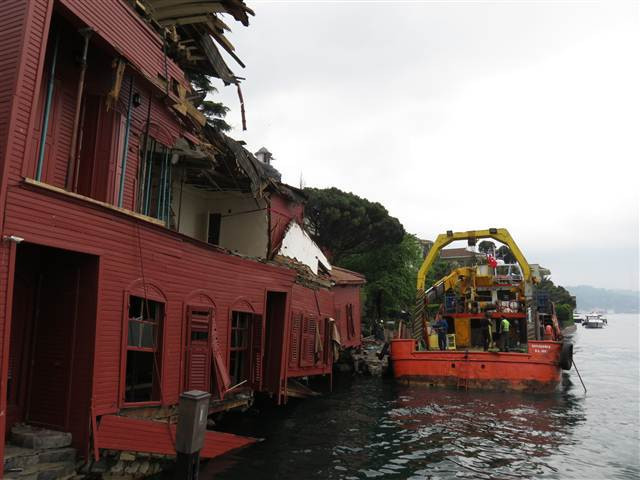 Tarihi yalıda askılama çalışması