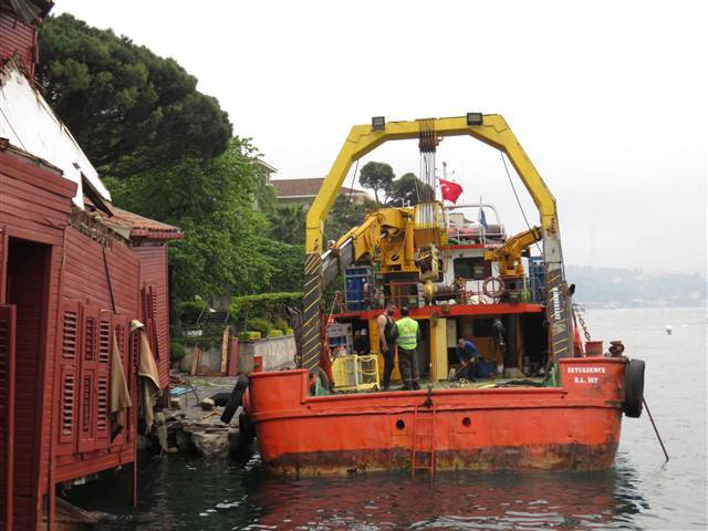 Tarihi yalıda askılama çalışması