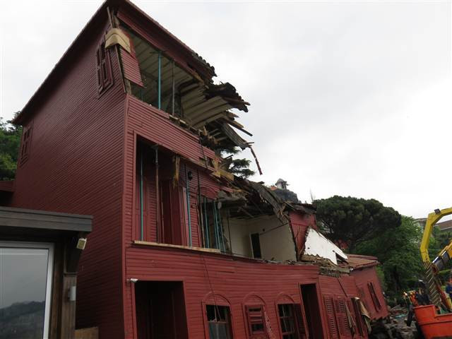 Tarihi yalıda askılama çalışması