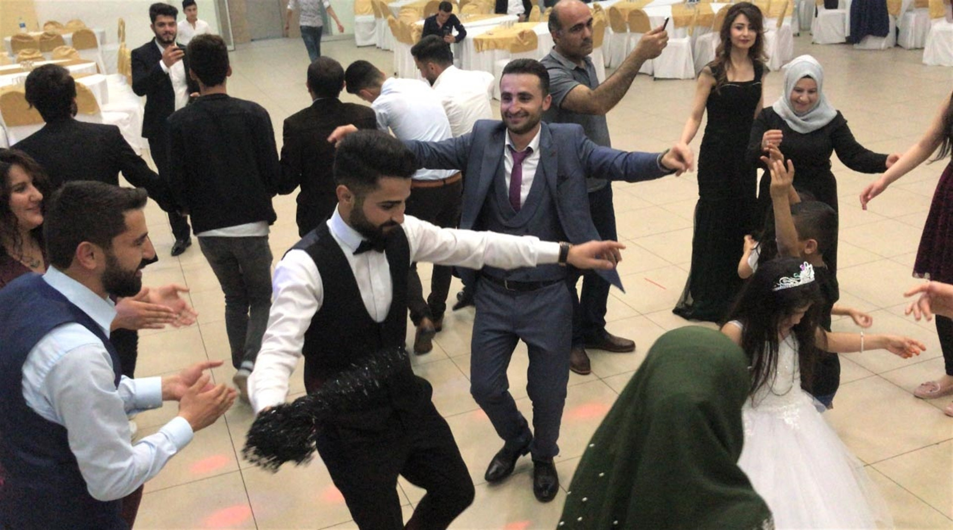 Almanyadaki gelin Diyarbakırdaki düğüne böyle katıldı