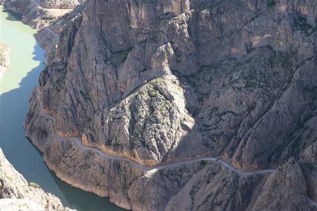 Dünyanın en tehlikeli yolu... Yapımı 132 yıl sürdü