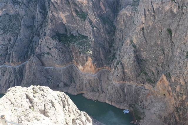 Dünyanın en tehlikeli yolu... Yapımı 132 yıl sürdü