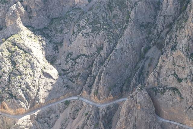 Dünyanın en tehlikeli yolu... Yapımı 132 yıl sürdü