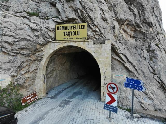 Dünyanın en tehlikeli yolu... Yapımı 132 yıl sürdü
