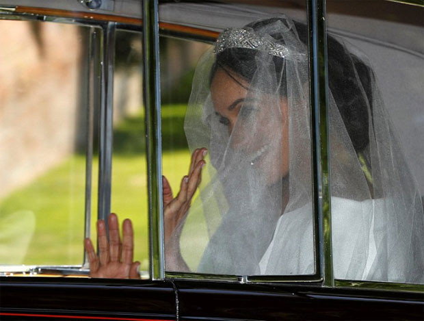 Gelin yola çıktı: İşte Meghan Markleın gelinliği
