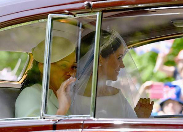 Gelin yola çıktı: İşte Meghan Markleın gelinliği