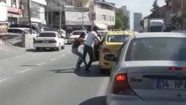 Kadın yolcuyu bacaklarından tutup aşağı attı