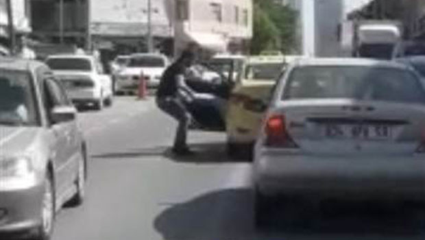 Kadın yolcuyu bacaklarından tutup aşağı attı