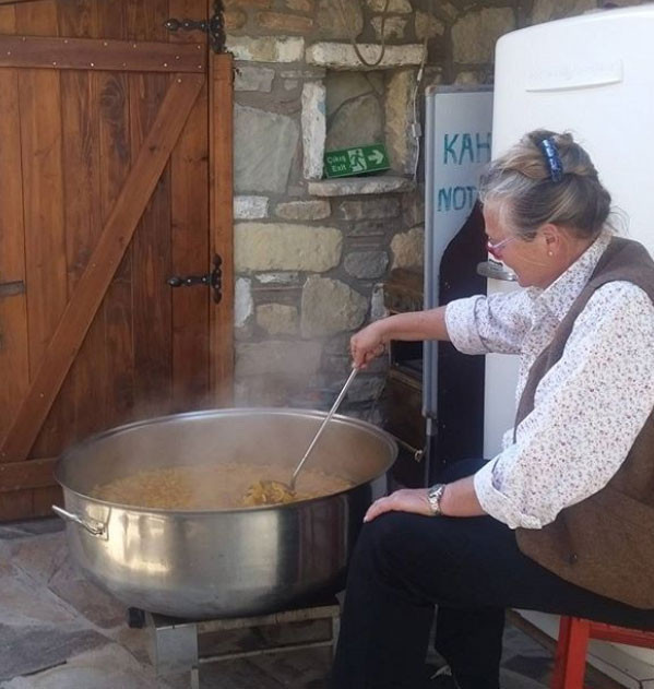 Ünlü oyuncu iki çocuğunu da alıp İstanbulu terk etti... Endonezyada yeni hayat