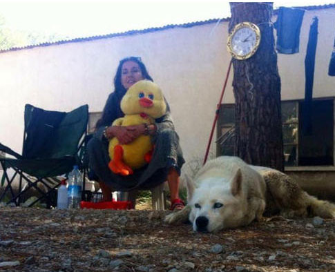 Ünlü oyuncu iki çocuğunu da alıp İstanbulu terk etti... Endonezyada yeni hayat