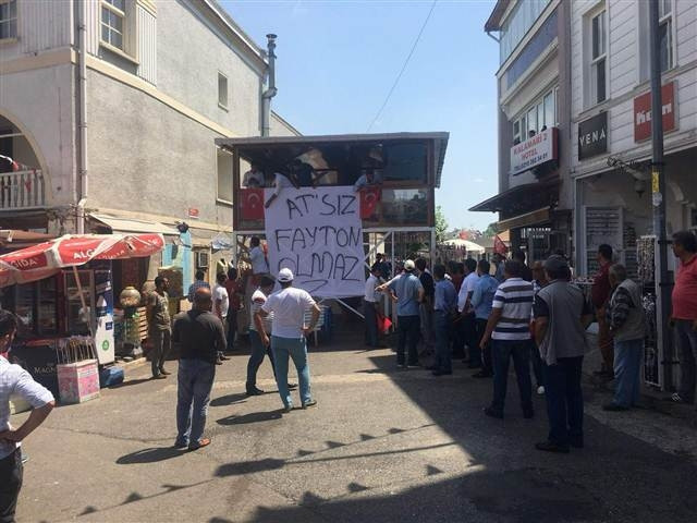 Faytonculardan koşum takımlı protesto