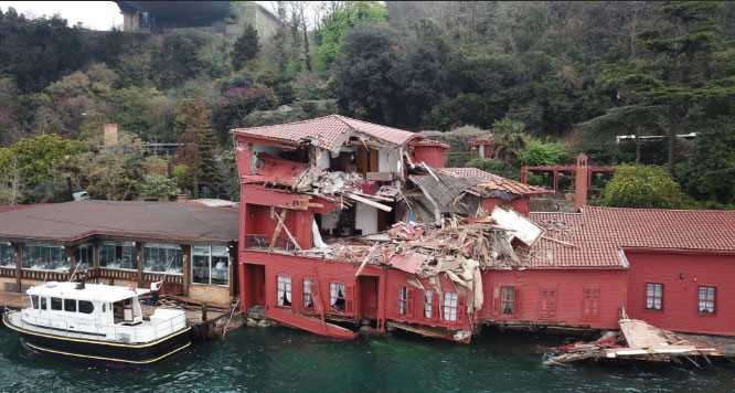 Geminin çarptığı yalıya fotoğraflı kamuflaj Geminin çarptığı yalıya fotoğraflı kamuflaj