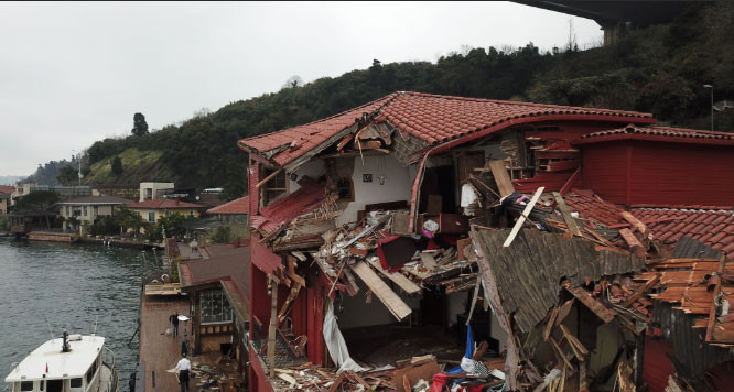 Geminin çarptığı yalıya fotoğraflı kamuflaj Geminin çarptığı yalıya fotoğraflı kamuflaj