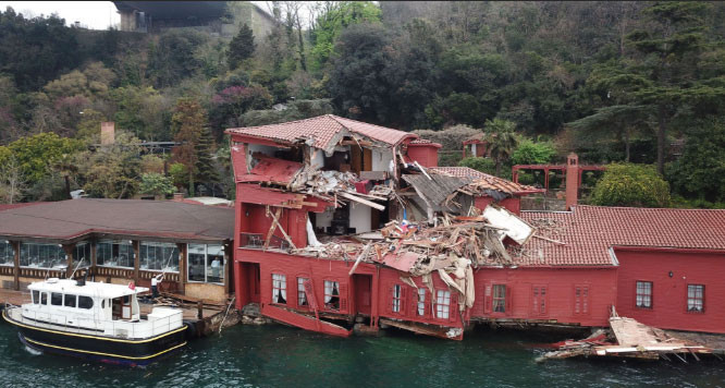 Geminin çarptığı yalıya fotoğraflı kamuflaj Geminin çarptığı yalıya fotoğraflı kamuflaj