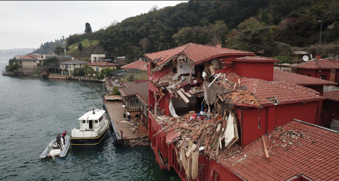 Geminin çarptığı yalıya fotoğraflı kamuflaj Geminin çarptığı yalıya fotoğraflı kamuflaj