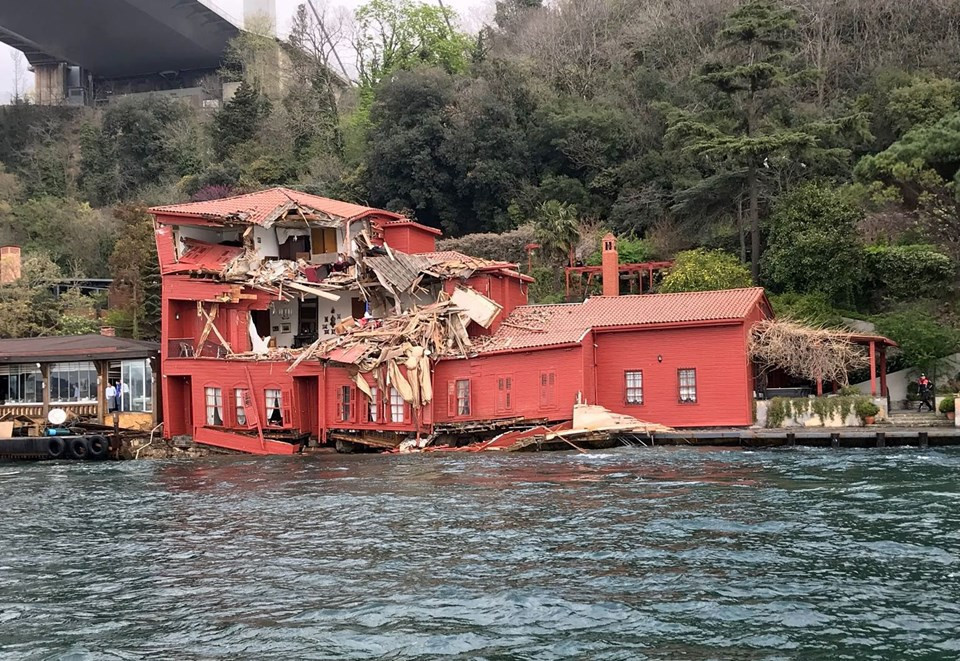 Geminin çarptığı yalıya fotoğraflı kamuflaj Geminin çarptığı yalıya fotoğraflı kamuflaj