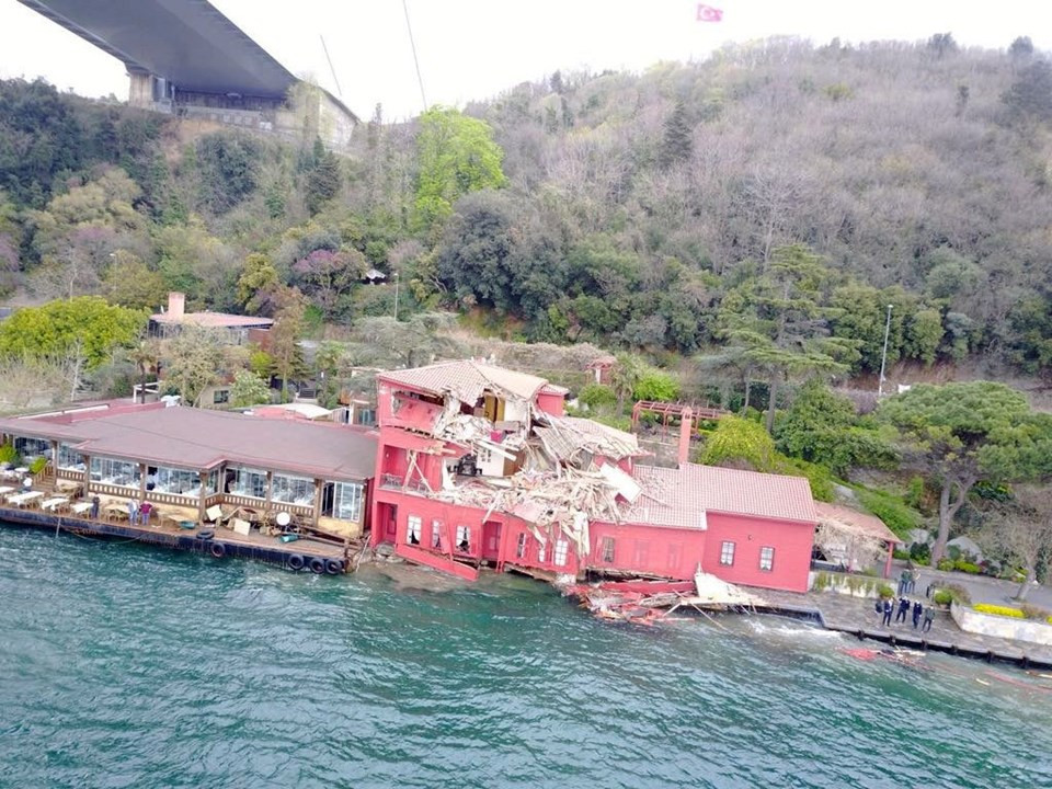 Geminin çarptığı yalıya fotoğraflı kamuflaj Geminin çarptığı yalıya fotoğraflı kamuflaj