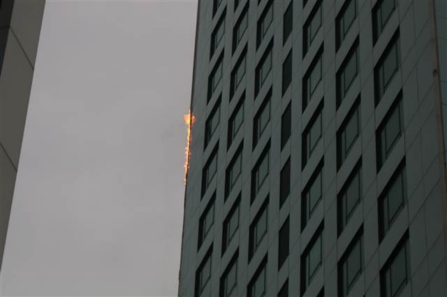 İstanbulda gökdelende yangın