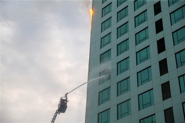 İstanbulda gökdelende yangın