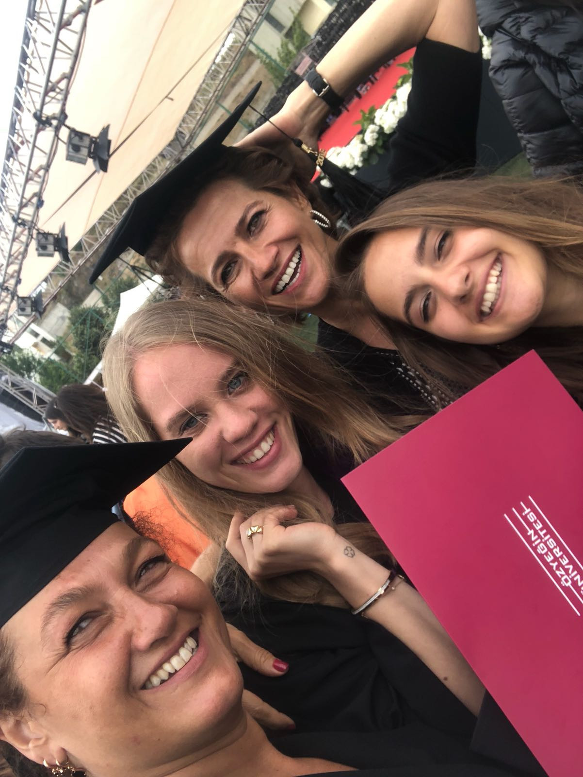 Özyeğin Üniversitesinde mezuniyet heyecanı Özyeğin Üniversitesinde mezuniyet heyecanı