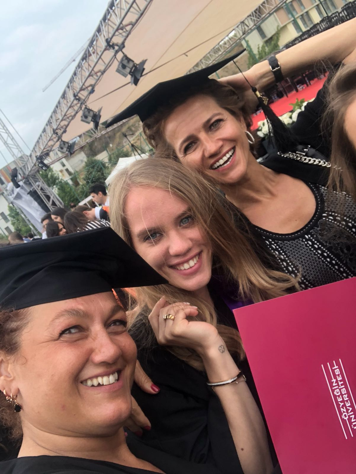 Özyeğin Üniversitesinde mezuniyet heyecanı Özyeğin Üniversitesinde mezuniyet heyecanı