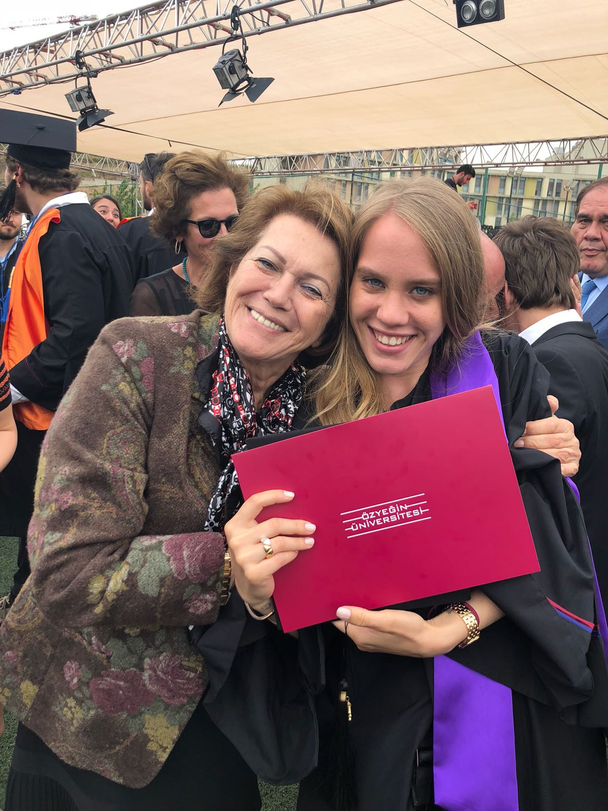 Özyeğin Üniversitesinde mezuniyet heyecanı Özyeğin Üniversitesinde mezuniyet heyecanı