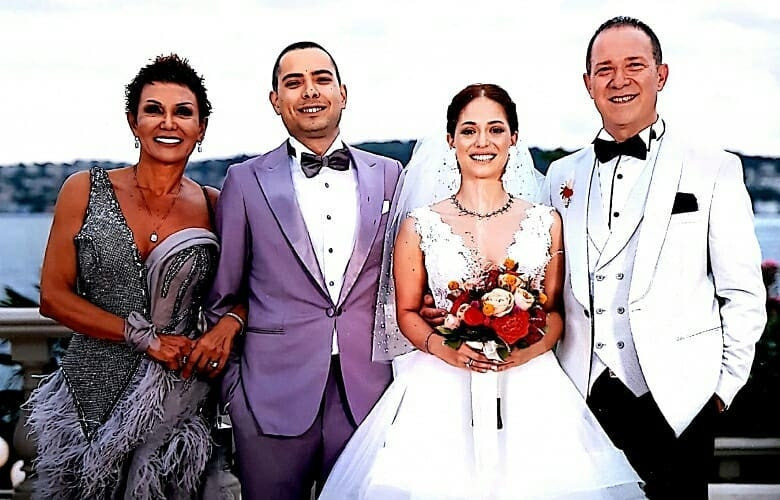 Ünlü isim kızını evlendirdi