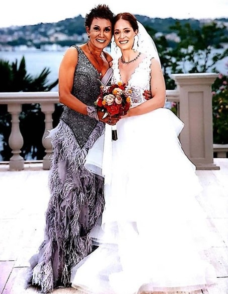 Ünlü isim kızını evlendirdi